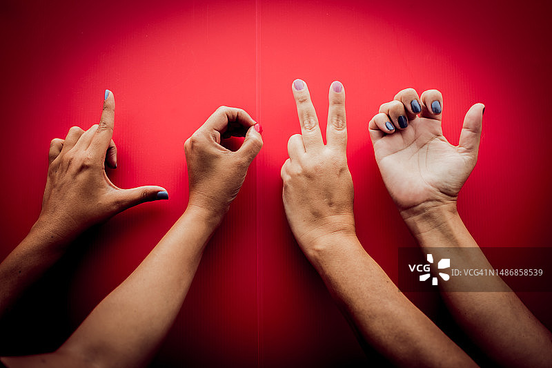 人们在红色背景下手势示意（局部），西班牙拉斯帕尔马斯图片素材