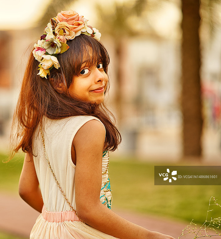 户外戴花的微笑女孩肖像图片素材