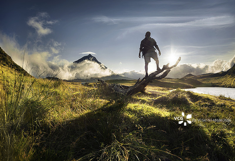 男人站在山顶仰望天空的背影图片素材