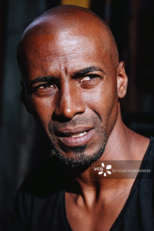 西班牙马德里街头的年轻男人像图片素材