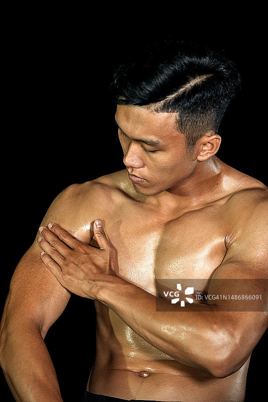 黑色背景下的半裸男人肖像图片素材