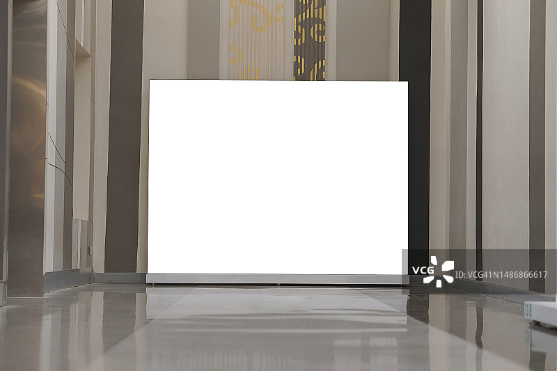 零售店中的空白标牌架。标牌架上的空白标语牌和宣传册。零售店和现代企业的各种商业促销活动。图片素材