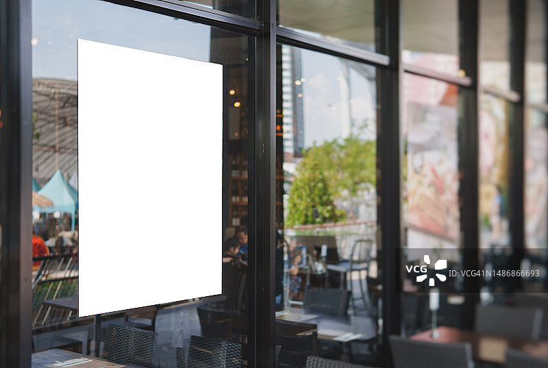 橱窗玻璃上的空白海报样机，零售店及餐厅的广告牌和商业促销图片素材