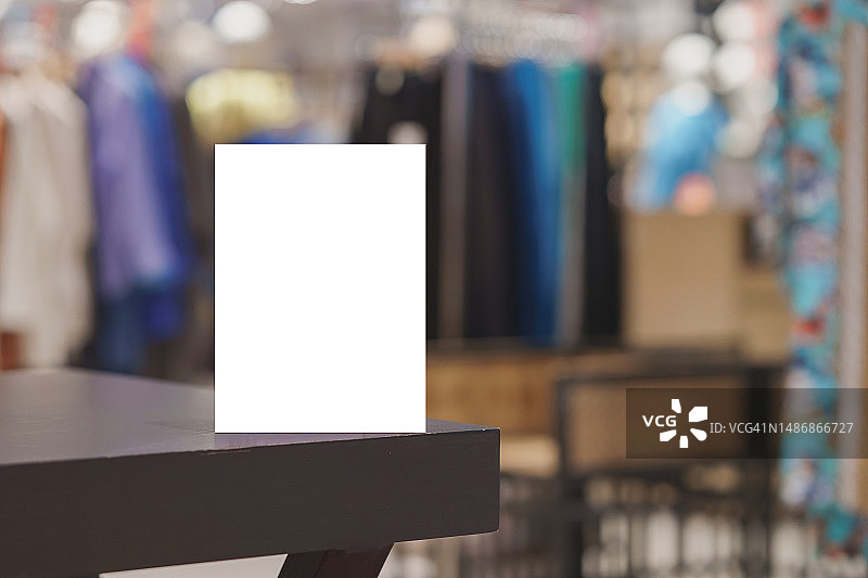 零售店中的空白标牌架。标牌架上的空白标语牌和宣传册。零售店和现代企业的各种商业促销活动。图片素材