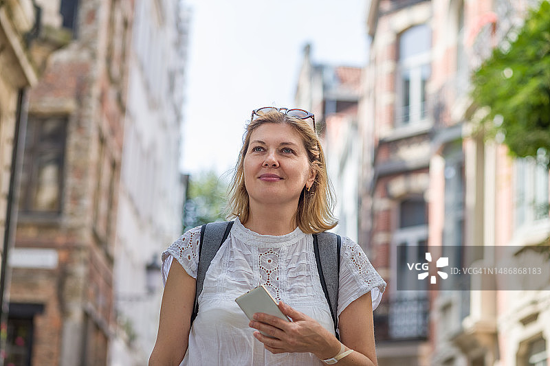 老年妇女在欧洲城市安特卫普旅行图片素材
