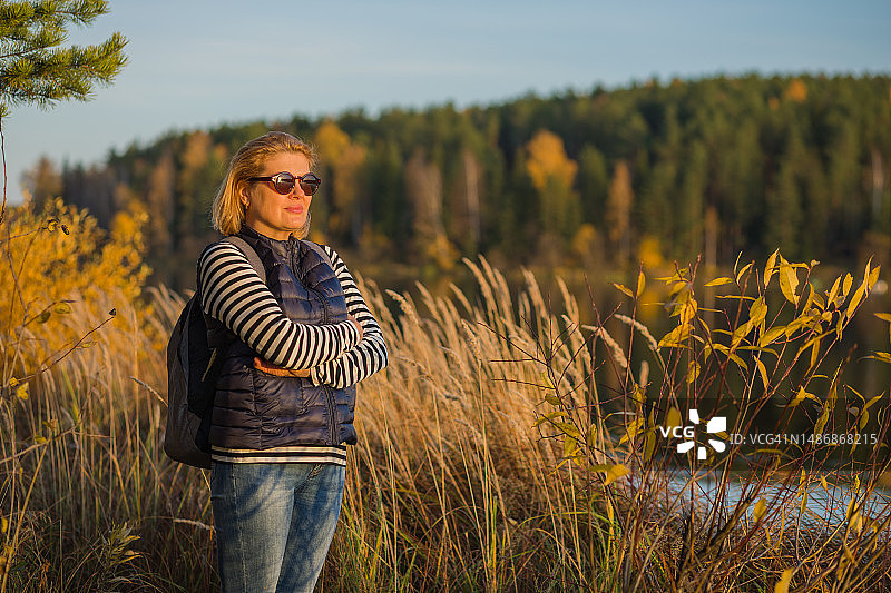 站在田野上的女人肖像，俄罗斯图片素材