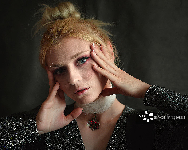 乌克兰黑色背景前的美丽女人肖像图片素材