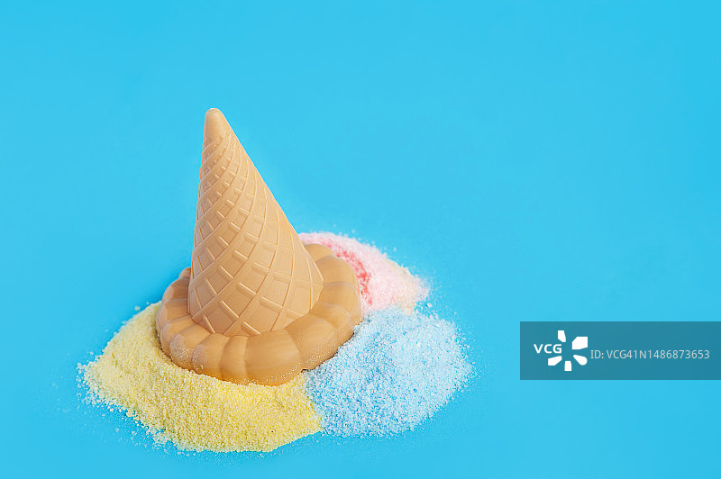 蓝色背景上的融化冰淇淋概念图及文案空间图片素材