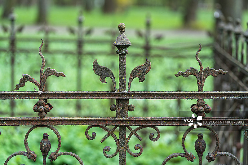 拉脱维亚里加的墓地围栏图片素材