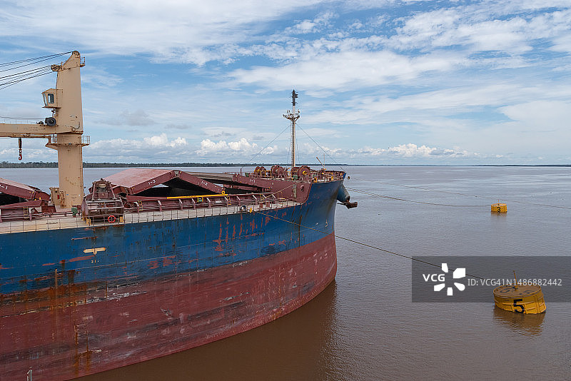停泊在亚马逊河上的空粮船图片素材