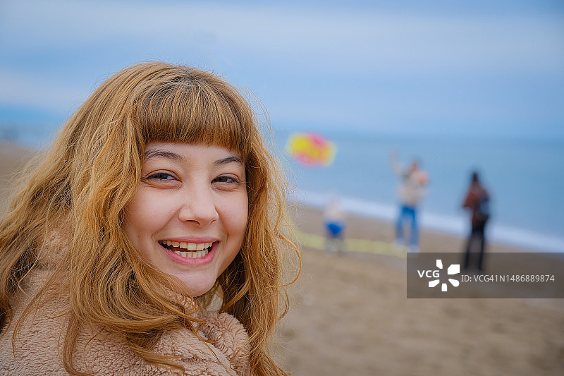 满怀希望和幸福地走向未来图片素材