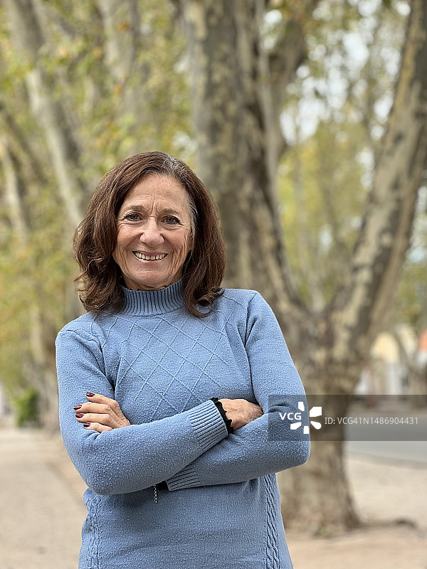 户外微笑的快乐老年妇女图片素材