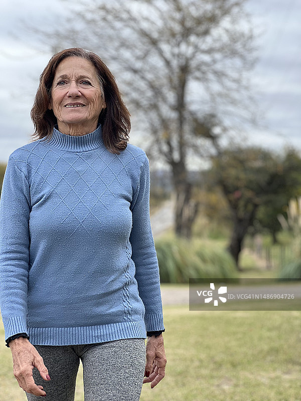 户外微笑的快乐老年妇女图片素材