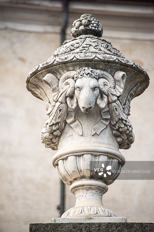 蒙福特城堡的门柱装饰，斯卡兰皮宫图片素材