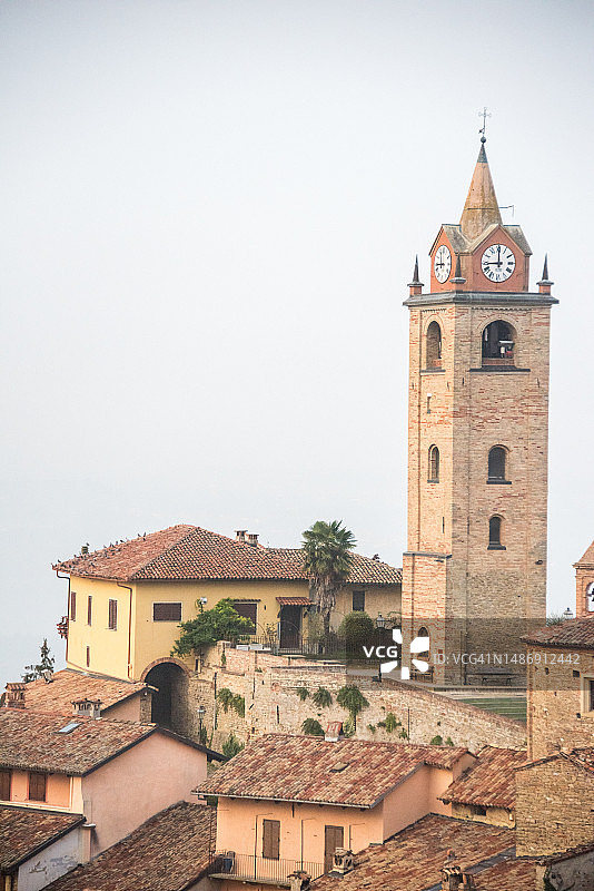 意大利皮埃蒙特阿尔巴蒙福特圣伊丽莎白教堂钟楼图片素材