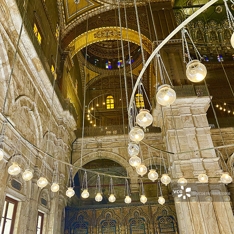 穆罕默德·阿里清真寺大清真寺的吊灯和内饰，埃及开罗图片素材