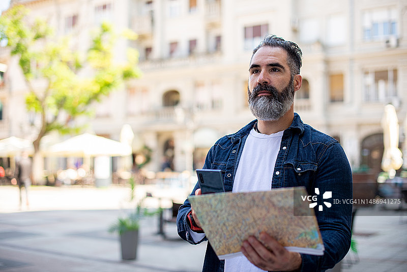 中年男人在城市观光旅游图片素材