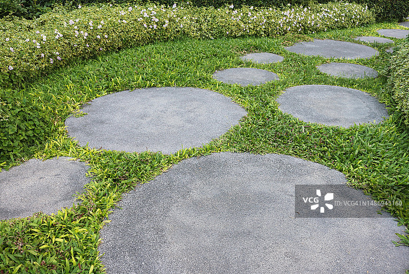 花园草地石板路图片素材