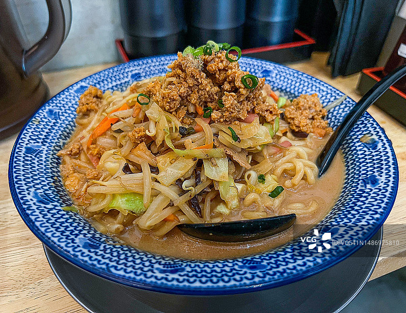 味噌汤猪肉蔬菜什锦面图片素材