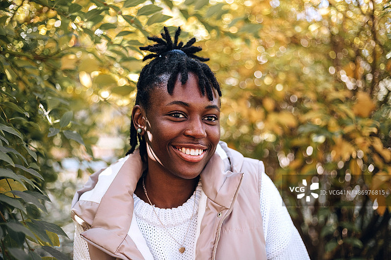 秋季户外美丽的年轻非裔美国女性肖像图片素材
