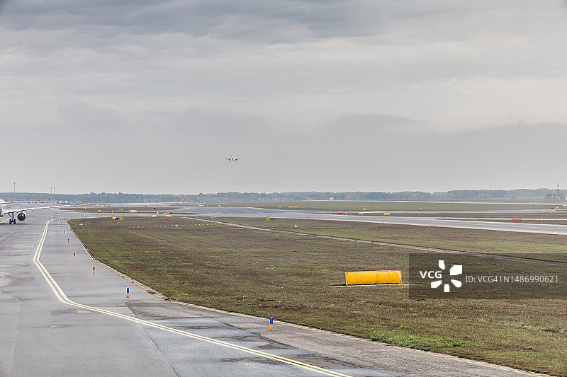 飞机降落在维也纳机场图片素材