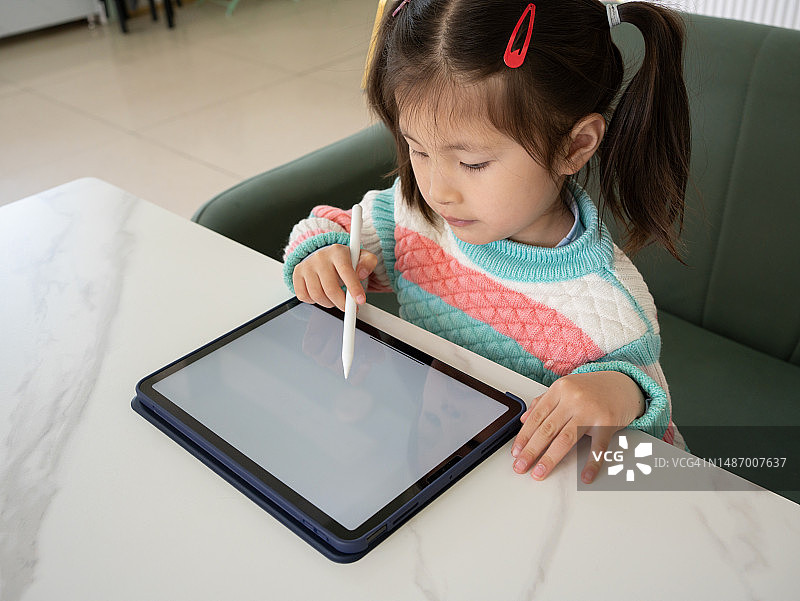 如何减少儿童使用电子产品的时间图片素材