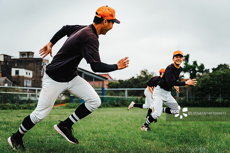 棒球运动员冲刺训练图片素材