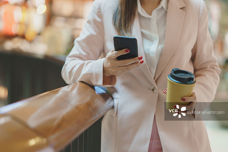 亚洲女商人下班后放松的特写镜头图片素材