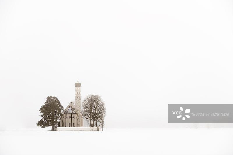 冬季雾中的圣科洛曼教堂，菲森，奥斯塔尔高，施瓦本，巴伐利亚，德国图片素材