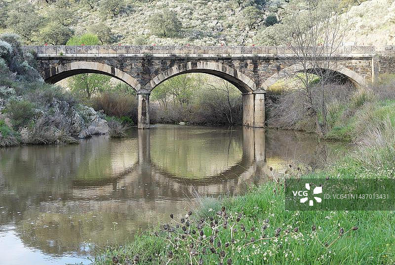 西班牙埃斯特雷马杜拉蒙弗拉格国家公园的罗马桥图片素材
