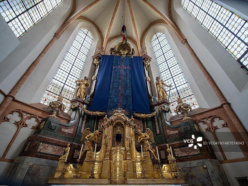 大斋节布幔遮盖祭坛画，位于奥地利施蒂利亚州莱奥本戈斯修道院的主祭坛图片素材