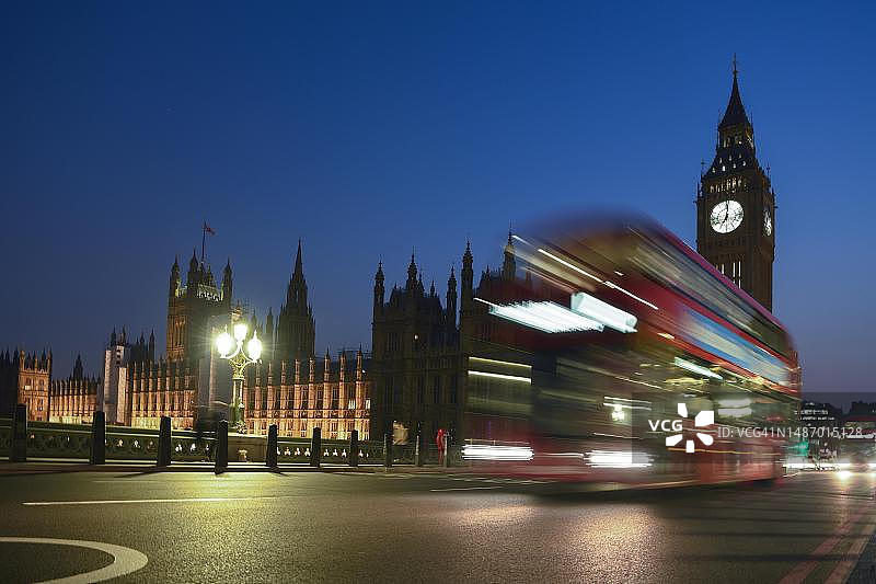 伦敦威斯敏斯特桥上的红色双层巴士，蓝色时刻，背景为大本钟图片素材