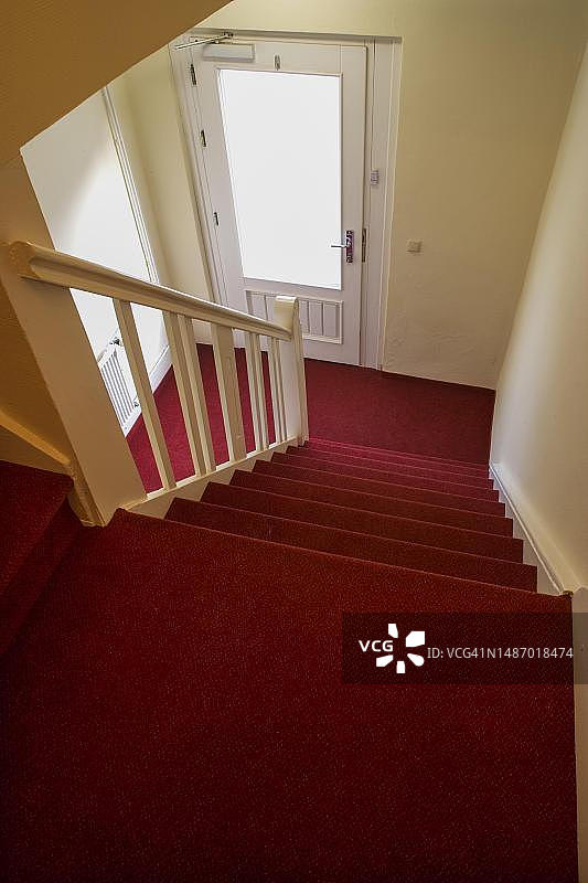 奥地利住宅楼内的红色地板和玻璃门楼梯图片素材