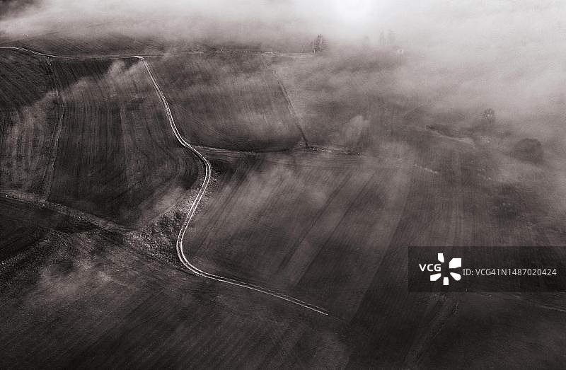 无人机航拍，棕褐色调，晨雾农业景观图片素材