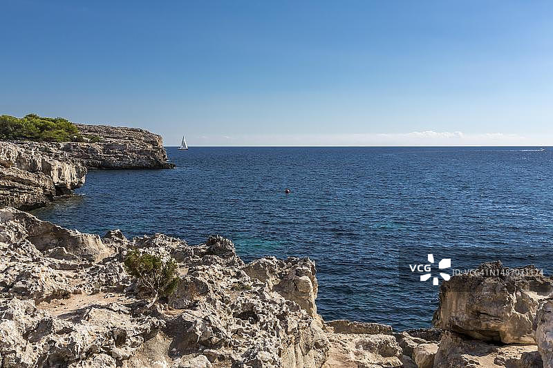 西班牙梅诺卡岛图尔克塔海湾岩层图片素材