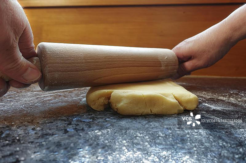 施瓦本美食：擀面，烘焙，咸味糕点，南瓜派制作，男人的手图片素材