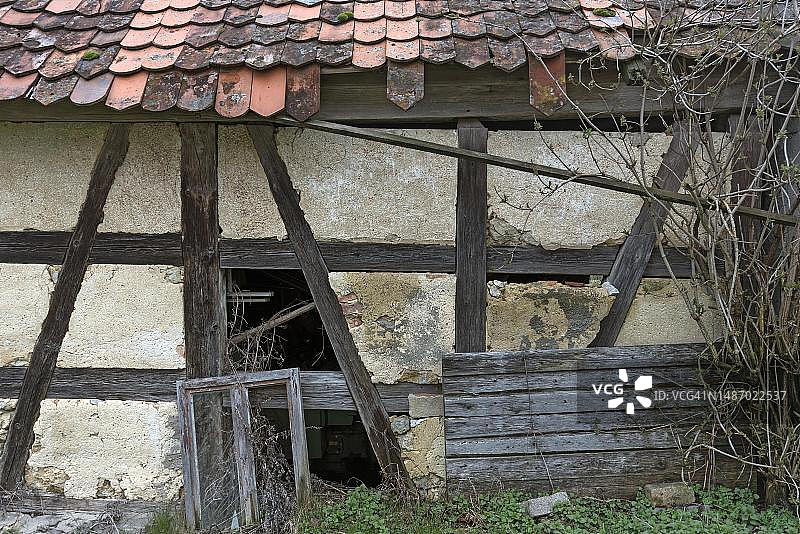 德国巴伐利亚弗兰肯尼亚农场破旧的半木结构建筑图片素材