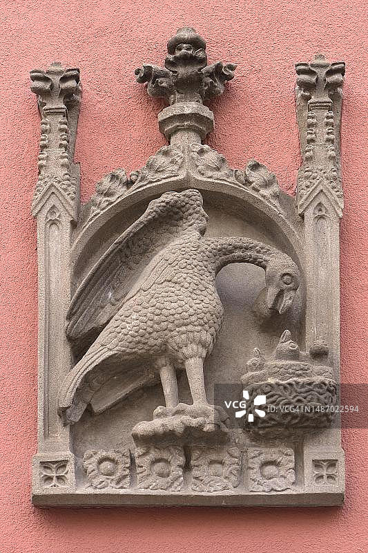 房屋标志上的老鹰与巢穴浮雕，位于德国巴伐利亚州中弗兰肯纽伦堡Burgstr的历史住宅建筑图片素材