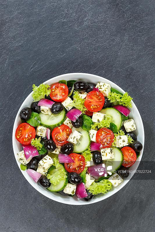 希腊沙拉配新鲜番茄、橄榄和菲达奶酪，健康饮食（德国斯图加特）图片素材