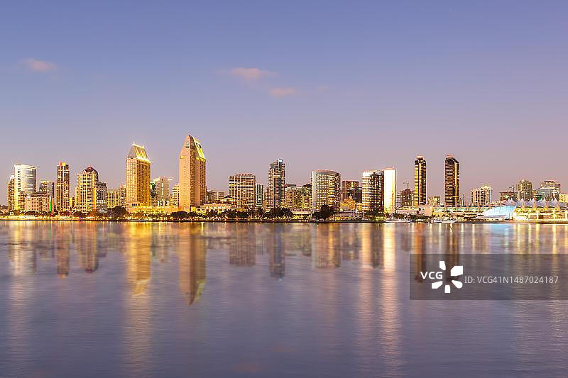 美国圣地亚哥加利福尼亚州圣地亚哥市中心天际线水景图片素材