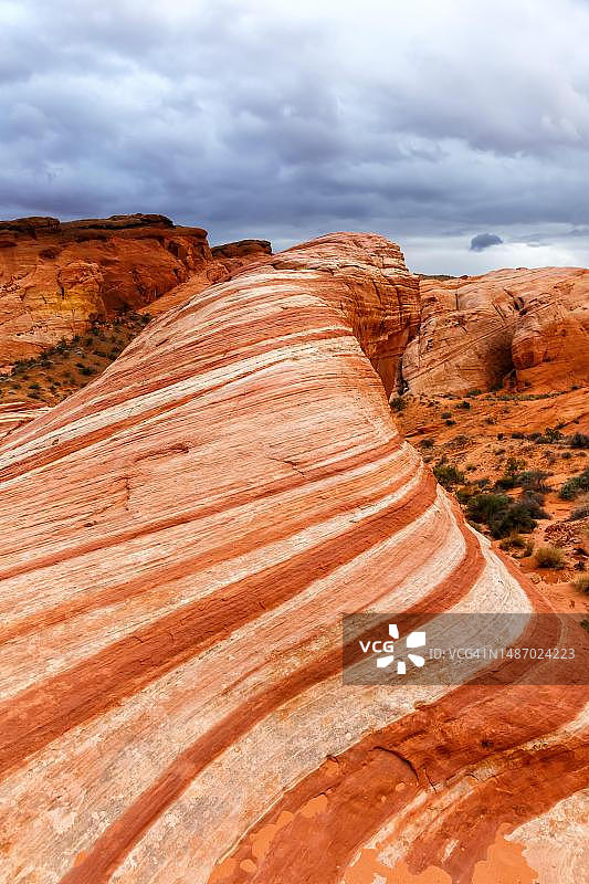 美国内华达州火焰谷州立公园的火焰波浪岩层图片素材
