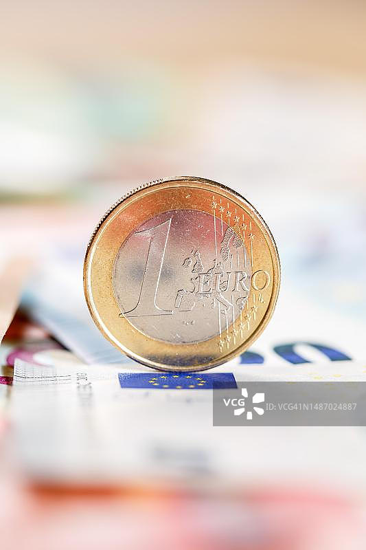 在德国斯图加特，一枚欧元硬币，文字自由空间，用于储蓄理财图片素材
