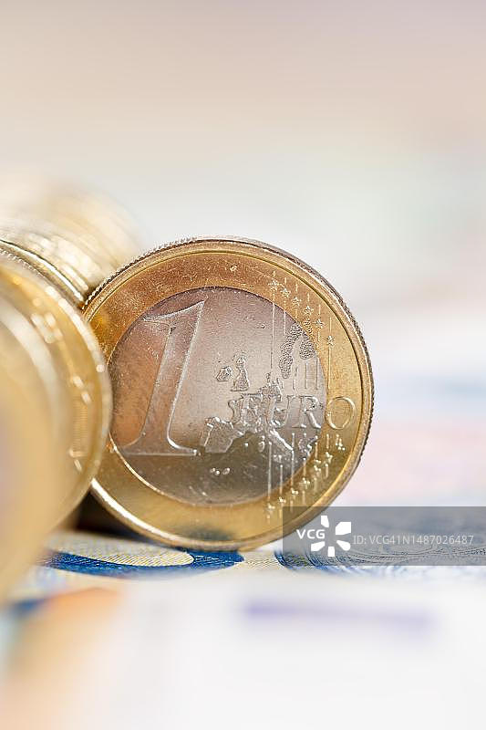 在德国斯图加特，一枚欧元硬币，文字自由空间，用于储蓄理财图片素材
