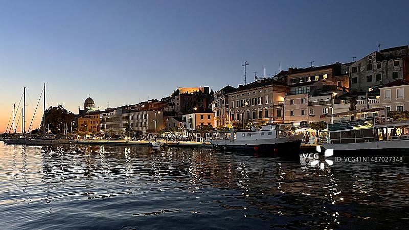 港口天际线蓝色时刻，希贝尼克，克罗地亚图片素材