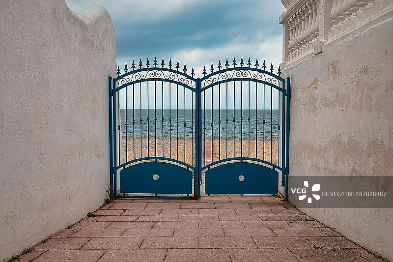 通往意大利普利亚福贾省马蒂纳塔海滩的老城门图片素材