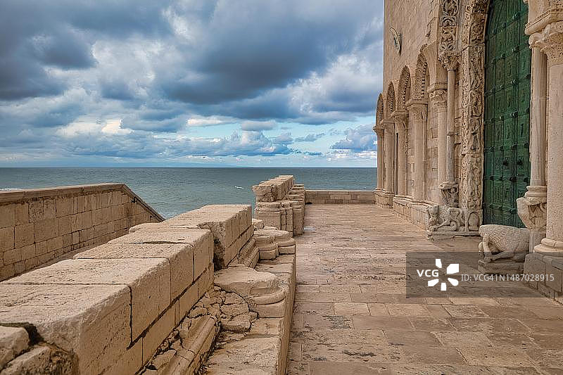 意大利特拉尼海大教堂入口图片素材