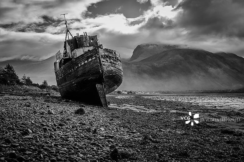 苏格兰高地Linnhe湖岸边搁浅的渔船与本尼维斯山（黑白照片）图片素材
