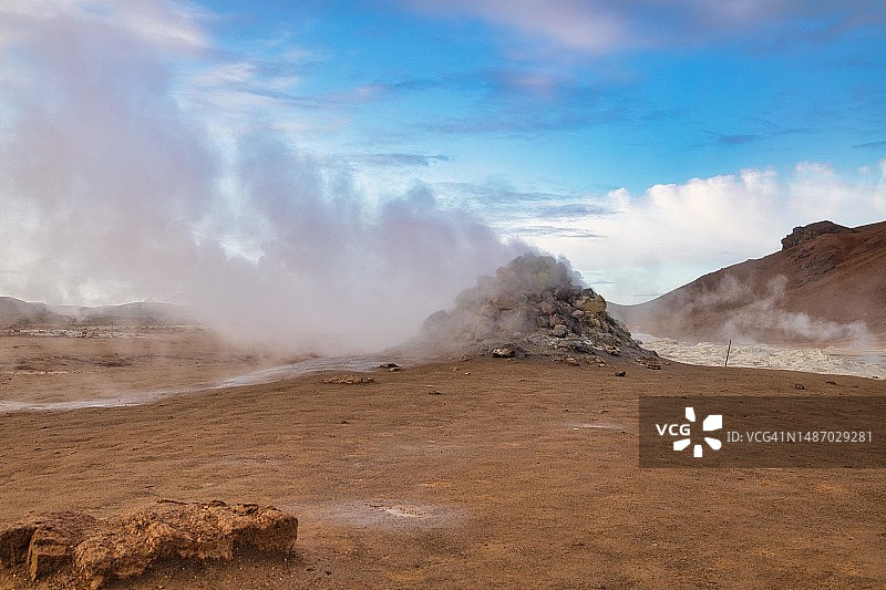 冰岛北部Hveraroend地热区的喷气孔和硫气孔图片素材