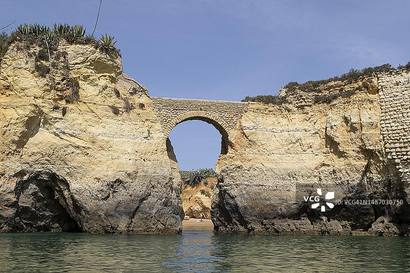 葡萄牙拉各斯巴塔塔海滩的古罗马石桥图片素材