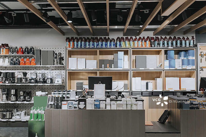 电子产品商店内部：货架上陈列着各种电器图片素材